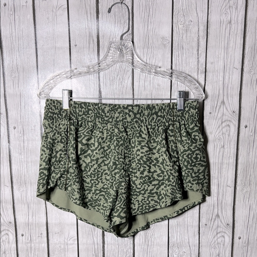 Athleta printed hustle 3” shorts size medium